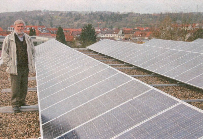Konrad Fleig und die Photovoltaik-Anlage auf dem Hauptdach des LMG.
Aus &bdquo;Pfinztal Aktuell&rdquo; vom 10. April 2008.