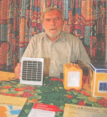 Konrad Fleig mit den vor ihm aufgebauten Solarmodulanlagen.
Aus &bdquo;Pfinztal Aktuell&rdquo; vom 15. Oktober 2009.